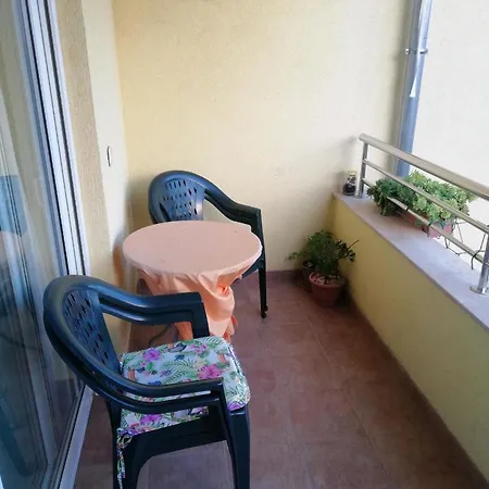 Zentrale Ferienwohnung Mit Ueberdachtem Balkon Apartment Zadar