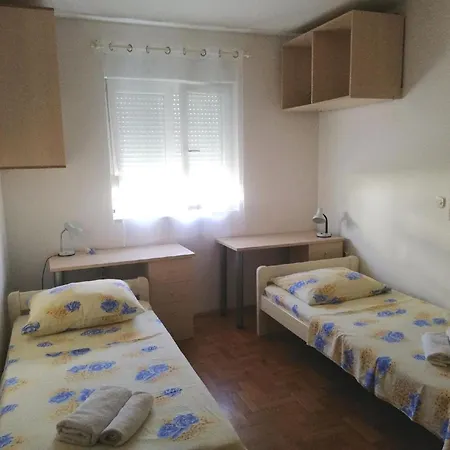 Zentrale Ferienwohnung Mit Ueberdachtem Balkon * Zadar