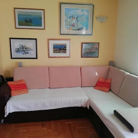 Zentrale Ferienwohnung Mit Ueberdachtem Balkon Zadar
