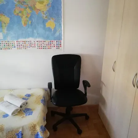 Apartment Zentrale Ferienwohnung Mit Ueberdachtem Balkon
