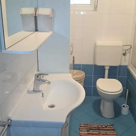 Zentrale Ferienwohnung Mit Ueberdachtem Balkon Appartamento *