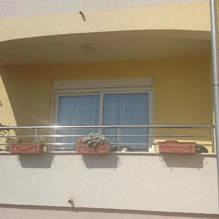 Zentrale Ferienwohnung Mit Ueberdachtem Balkon Appartamento